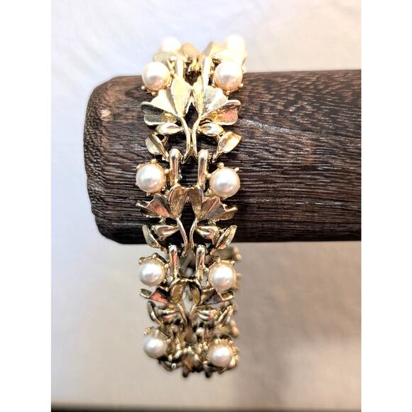 Vintage Unsigned Coro Faux Pearl Floral Leaf Gold Tone Fold Over Clasp Bracelet - Picture 1 of 5